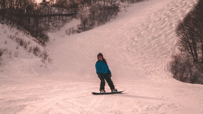 滑雪站在冰雪覆盖的山峰
